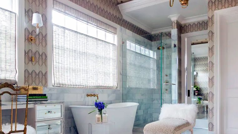 Una buena iluminación puede hacer que un baño pequeño parezca más grande y que un baño grande se sienta más íntimoCréditos: Creative Tonic Design