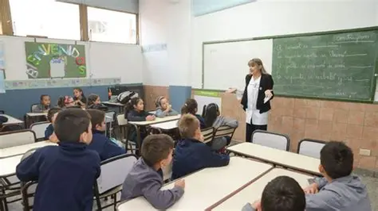La escuela de la sociedad civil es pública en un sentido no estatista ni subordinado; tiene sentido en sí misma. La escuela de la sociedad civil es pública en un sentido no estatista ni subordinado; tiene sentido en sí misma.