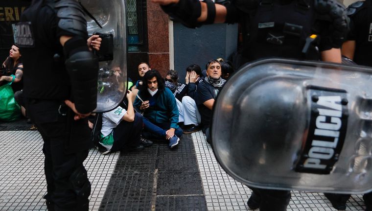 Tras los incidentes, 124 personas fueron detenidas. Foto: EFE