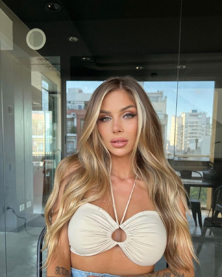 Romina Malaspina posa con la camisa desprendida y deja poco a la imaginación Romina Malaspina es una modelo, DJ y presentadora de TV. Foto: INSTAGRAM @ROMIMALASPINA