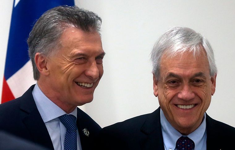 Macri - Piñera El expresidente de Argentina y una chicana futbolera con el expresidente de Chile.