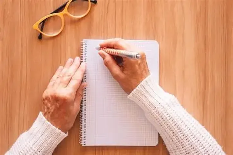 La escritura funciona como una forma de asociación libre en papel. La escritura funciona como una forma de asociación libre en papel.