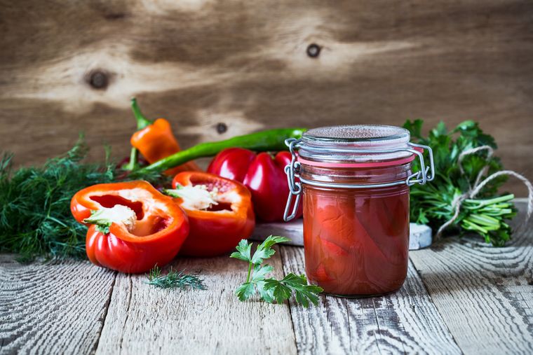 Una buena receta de mermelada de pimiento rojo combina el dulzor del azúcar con el toque ácido del vinagre para equilibrar sabores. Una buena receta de mermelada de pimiento rojo combina el dulzor del azúcar con el toque ácido del vinagre para equilibrar sabores.