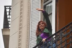 Cristina Fernández de Kirchner y su típico saludo ante la concurrencia, este miércoles, en San José 1111. Foto: Prensa CFK &nbsp;
