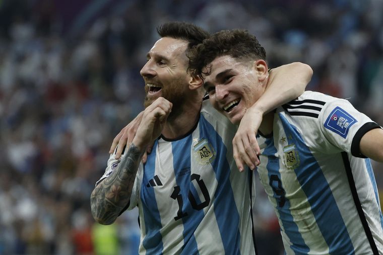 Julián y Messi, las grandes figuras del triunfo de la Selección argentina. Foto: EFE