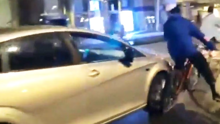 Un automovilista atropelló a un grupo de ciclistas en Madrid Foto: Captura de video