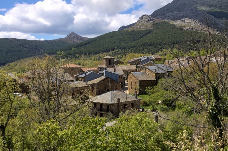 Desconectar del ruido urbano también es posible: basta con perderse en la calma de Valverde de los Arroyos. Foto: Shutterstock