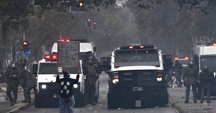 Las marchas por el Día del Trabajador en  Chile terminaron con disturbios, detenciones y alta tensión política.