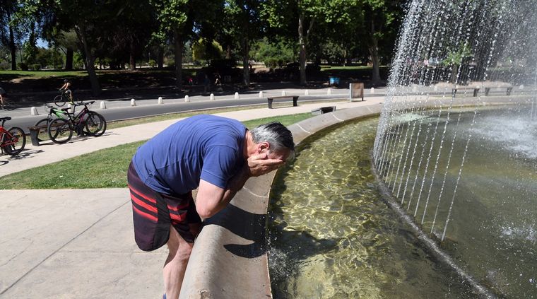 Los riesgos de afecciones por el calor aumentan en estos días de temperaturas extraordinarias Foto: ALF PONCE MERCADO / MDZ