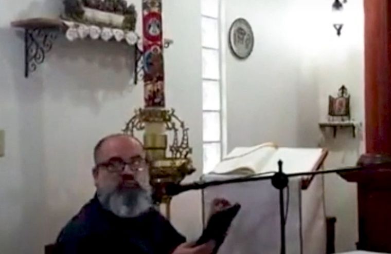 Susto El cura mira desesperado, mientras el altar se bambolea.