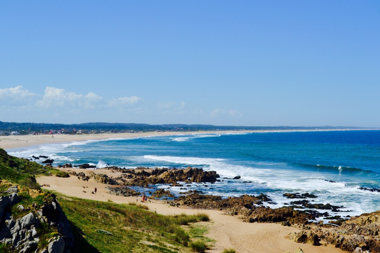 La Pedrera mantiene su espíritu de pueblos chico con acantilados, buena playa y vida tranquila. La Pedrera mantiene su espíritu de pueblos chico con acantilados, buena playa y vida tranquila.