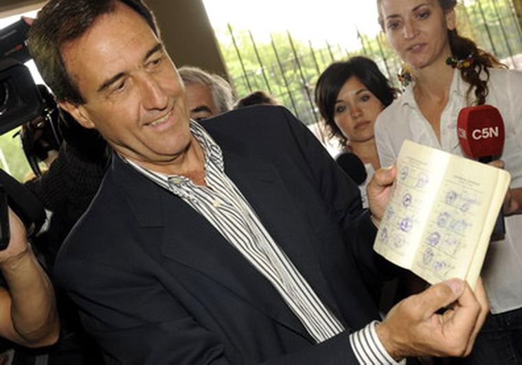 Iglesias muestra su libreta cívica con el sello del voto. Foto: Pachy Reynoso/MDZ