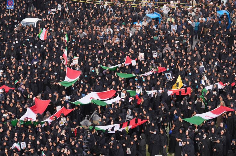 Protesta en Irán en el funeral de las víctimas de un ataque aéreo contra una escuela de niñas. Foto Efe