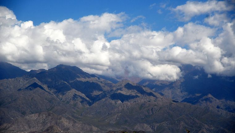 Domingo con cielo parcialmente nublado en Mendoza, temperaturas estables y nevadas previstas en cordillera hacia la noche.