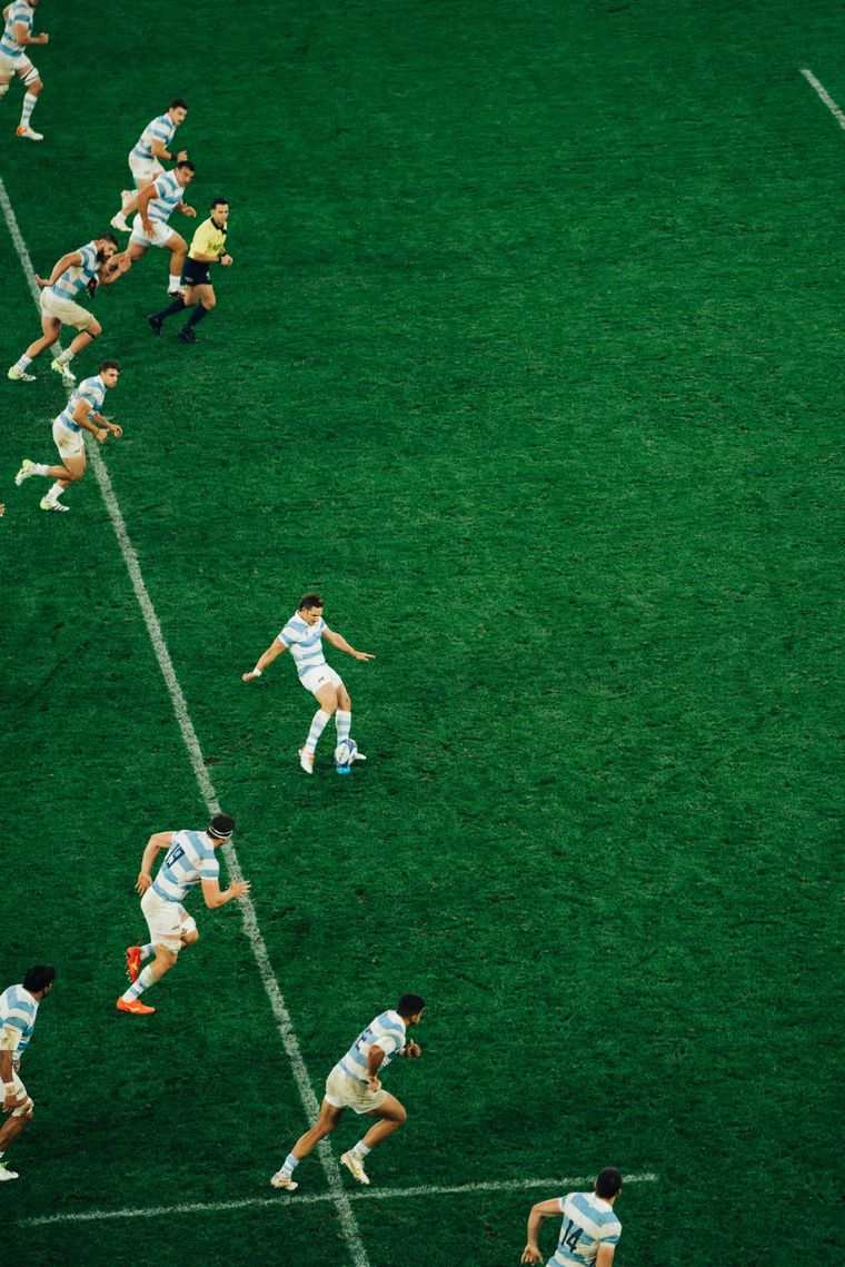 Preparen, apunten, ¡fuego! Nico Sánchez, a segundos de rematar para ganarle a Samoa. Foto: Twitter @lospumas