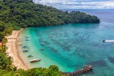 La agencia de viajes vendía paquetes turísticos a destinos paradisíacos