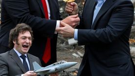 Increíbles. Donald Trump y Vladimir Putin disputan el trofeo por la paz, mientras Milei festeja la guerra. Imagen creada con Grok Increíbles. Donald Trump y Vladimir Putin disputan el trofeo por la paz, mientras Milei festeja la guerra. Imagen creada con Grok