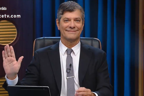 El presentador intimó al actor. El presentador intimó al actor.