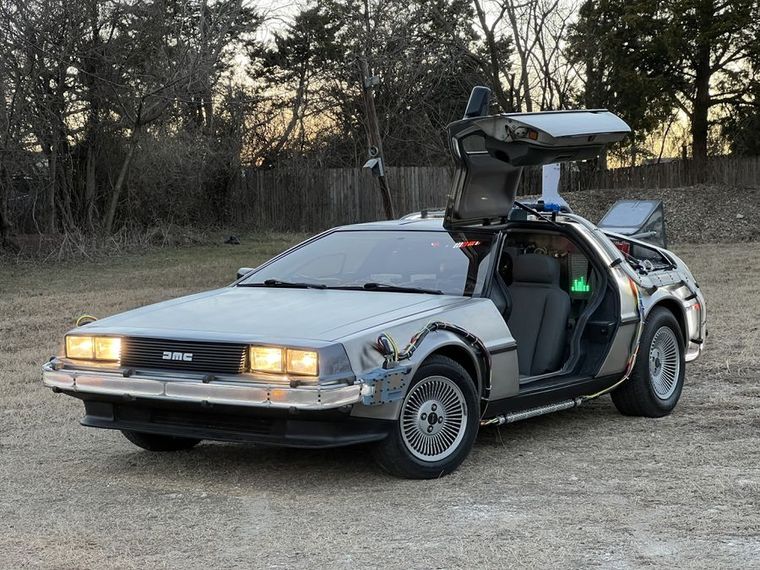 DeLorean DMC-12 El auto es idéntico al de Volver al Futuro.