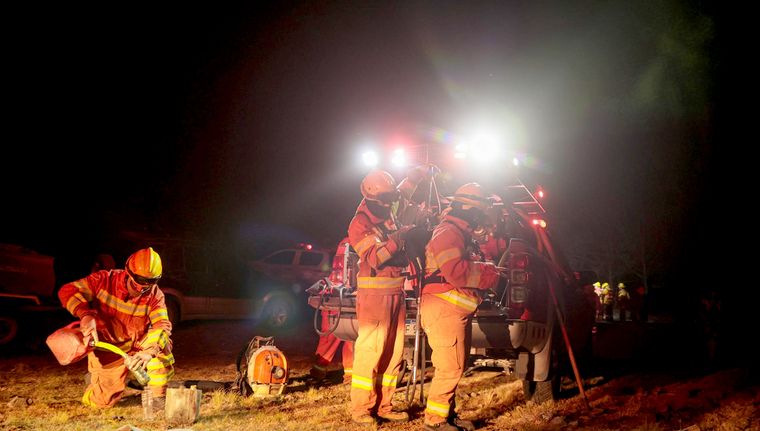 Bomberos trabajan día y noche para combatir el fuego. Foto: EFE