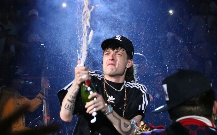 Foto: https://www.milenio.com/espectaculos/musica/peso-pluma-hacer-universal-lo-regional-asi-es-un-concierto