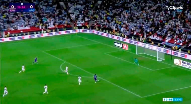 Julián Álvarez metió el primero de Argentina ante Emiratos Árabes Unidos después de que Messi lo dejara solo contra el arquero.