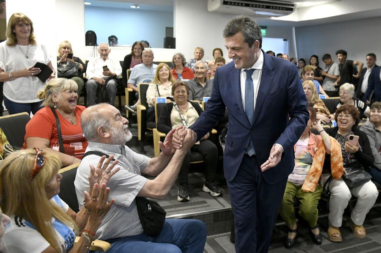 Este martes se promulgó una nueva moratoria previsional. Cuestionamientos por el costo fiscal de la medida desde el Fondo, y quejas de La Cámpora. Foto: Telam