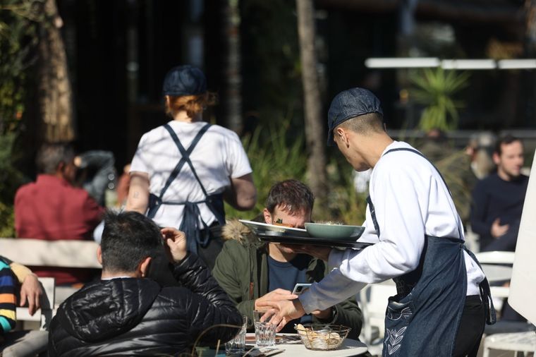 Los trabajos eventuales, en sectores como hotelería y gastronomía, son buscados por los jóvenes para ganar dinero extra en vacaciones Foto: Archivo MDZ