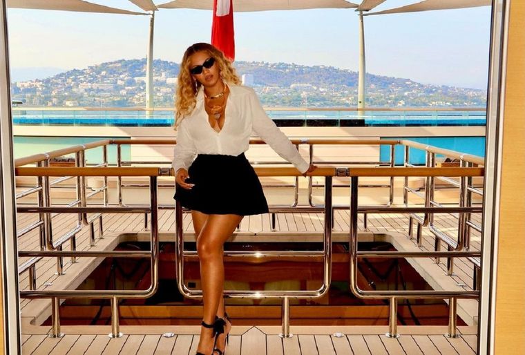 Beyoncé posa en el increíble yate en el que disfruta por el Mediterráneo. Foto: Instagram
