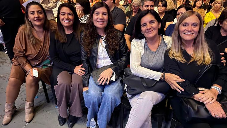 Las chicas disfrutaron de la primera fila del show, y cantaron todas las canciones del famoso dúo. Las chicas disfrutaron de la primera fila del show, y cantaron todas las canciones del famoso dúo.