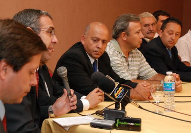 Migliozzi, Jaque, los industriales y los productores durante el anuncio. Foto: gentileza