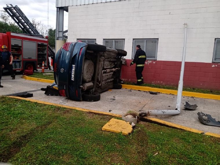 Así quedó el auto tras chocar contra un poste y volcar. Foto: Municipio de Lanús