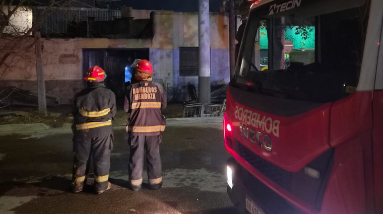 El cuerpo de Bomberos se desplego en tres frentes de ataque para detener el incendio.