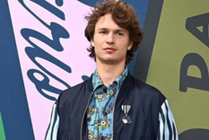Ansel Elgort también es cantante y DJ.