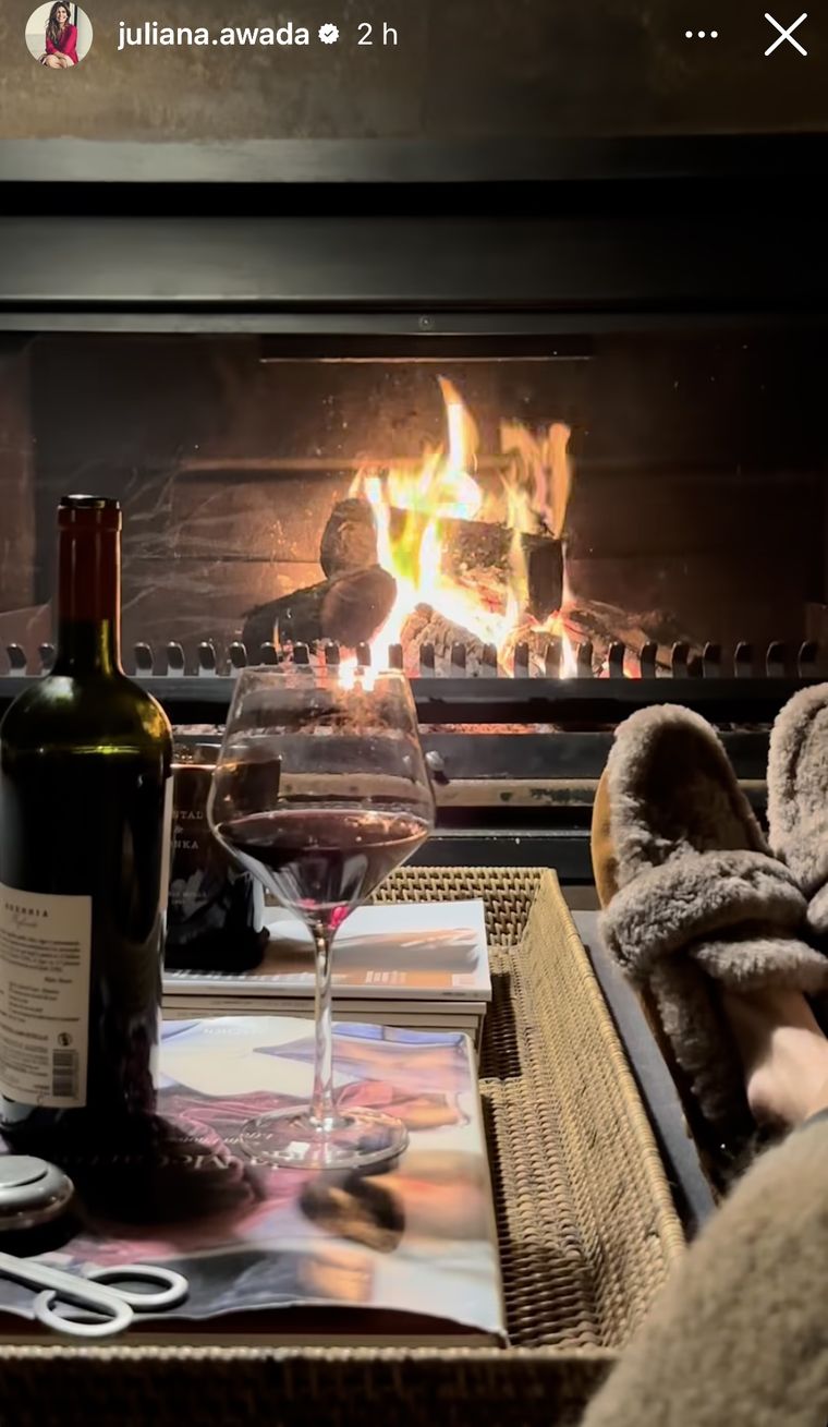 Juliana Awada se relaja con un vino. Juliana Awada se relaja con un vino.