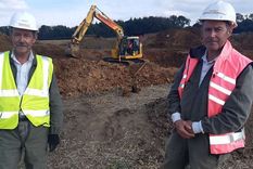 Los hermanos Sean y Colin Welch en la excavación de V2, que encontraron. Foto: KentOnLine.