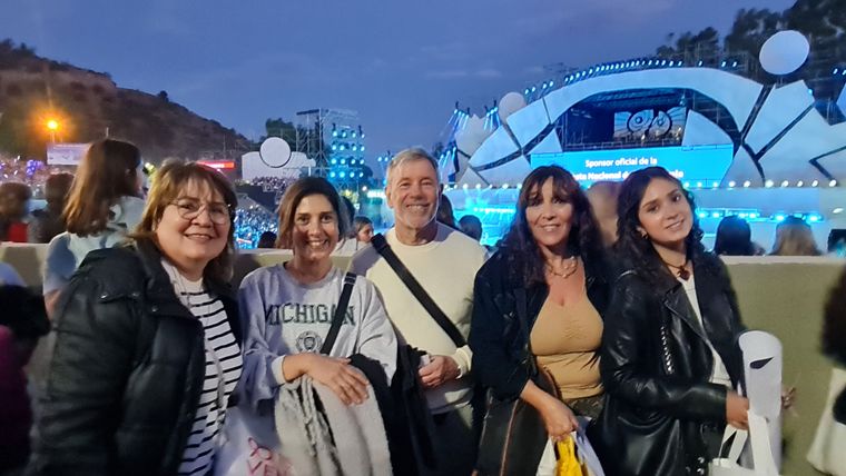 Fabiana, Cecilia, Marcelo, Marines y Carolina con todas las ganas de disfrutar del espectáculo. Fabiana, Cecilia, Marcelo, Marines y Carolina con todas las ganas de disfrutar del espectáculo.