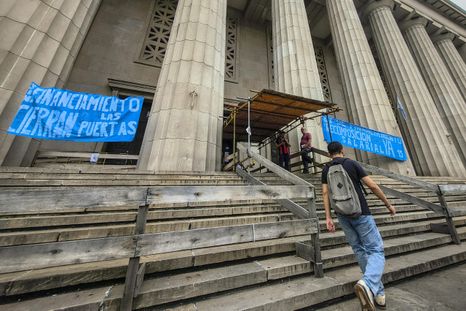 Se confirmó el paro universitario por la falta de financiamiento presupuestario y una pérdida salarial del 30% frente a la inflación. Se confirmó el paro universitario por la falta de financiamiento presupuestario y una pérdida salarial del 30% frente a la inflación.