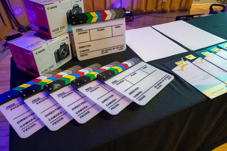 Lo más lindo está en nuestra humanidad, volver a la risa, a la carcajada, a los olores, a la música. Lo más lindo está en nuestra humanidad, volver a la risa, a la carcajada, a los olores, a la música.