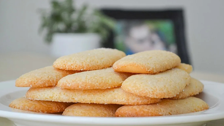 Las vainillas también se conocen como bizcochos de soletilla en esta receta. Las vainillas también se conocen como bizcochos de soletilla en esta receta.