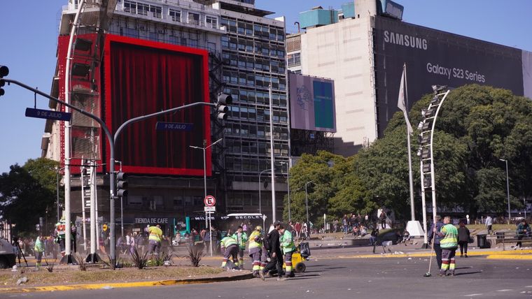 Personal del Gobierno de la Ciudad limpió rápidamente la zona de la protesta. Foto: Analía Melnik