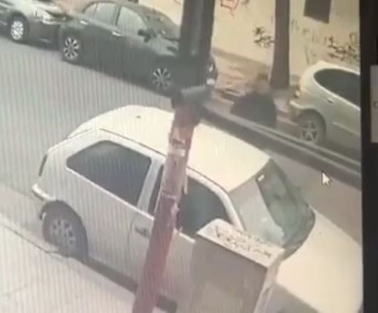 El robo a cara descubierta quedó registrado. Foto: Captura cámara de seguridad privada