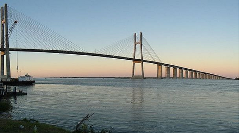 El puente une la ciudad santafesina de Rosario con la entrerriana de Victoria