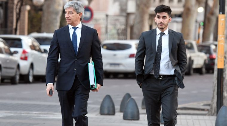 Luciano Bento junto a su padre, Walter Bento. Foto: ALF PONCE MERCADO / MDZ