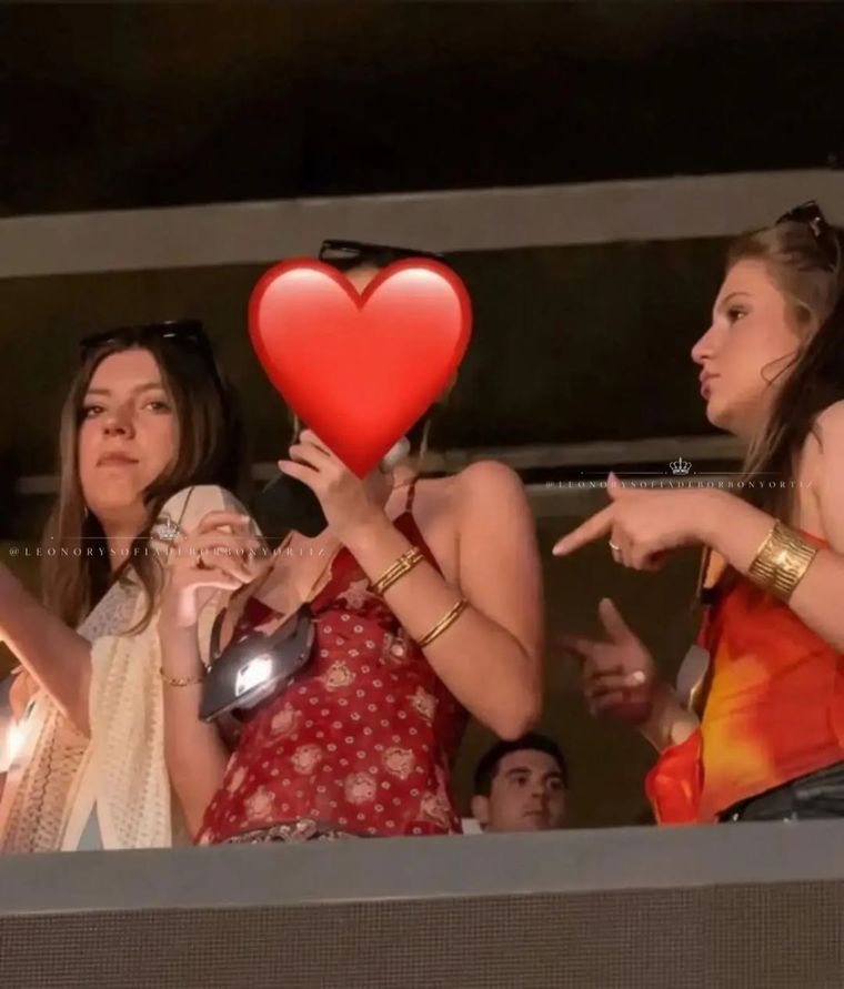 La princesa Leonor y la infanta Sofía sorprendieron con looks muy diferentes para ver a Bad Bunny en Madrid. La princesa Leonor y la infanta Sofía sorprendieron con looks muy diferentes para ver a Bad Bunny en Madrid.