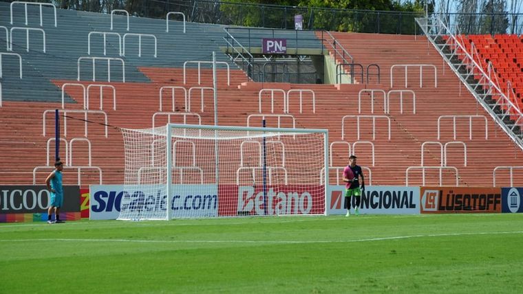 Las tribunas vacías en el clásico. Foto: Alf Ponce / MDZ