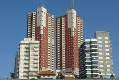 El emblemático hotel que se ubica en Playa Varese cierra sus puertas por la crisis.