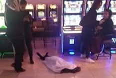 Una mujer falleció en un bingo y los presentes siguieron apostando aún con el cadáver a pocos metros Foto: NA Una mujer falleció en un bingo y los presentes siguieron apostando aún con el cadáver a pocos metros Foto: NA