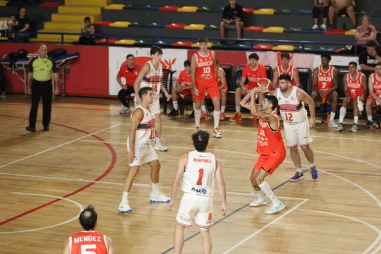 Bigote Irrutia fue clave para el triunfo del Globito que toma aire en la Liga Argentina de básquet. (Foto prensa Huracán Las Heras Básquet) Bigote Irrutia fue clave para el triunfo del Globito que toma aire en la Liga Argentina de básquet. (Foto prensa Huracán Las Heras Básquet)