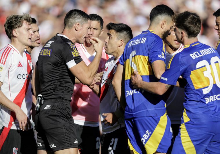 Nicolás Ramírez pasará a la historia por dirigir tres Superclásicos consecutivos. Nicolás Ramírez pasará a la historia por dirigir tres Superclásicos consecutivos.